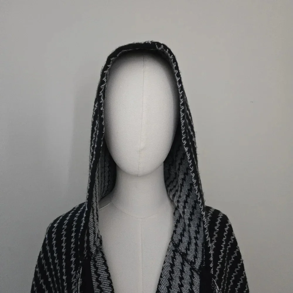 TOPSHOP Black and White Hooded Tassel Poncho one size NWT - Picture 7 of 10